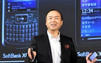 携帯電話の新製品を発表するソフトバンクの孫社長(2009年11月、東京都港区)