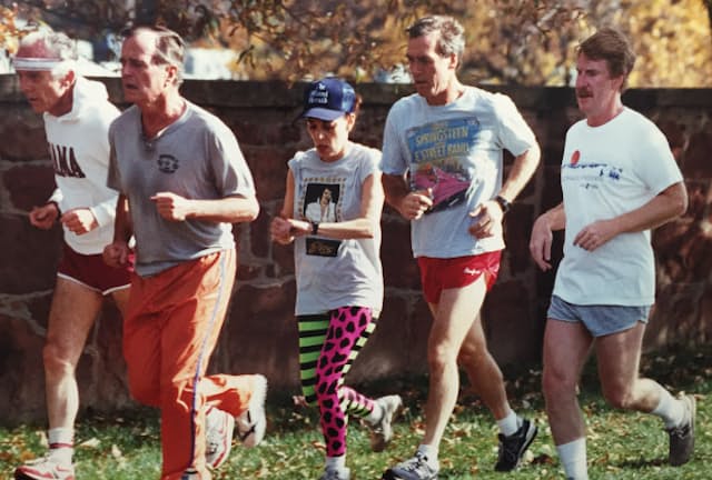 ホワイトハウス時代、ブッシュ（父）大統領（左から2人目）とジョギングするデマレスト氏（一番右）
