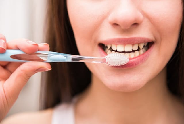 歯ブラシだけだと約40％も歯垢が残るって、知っていました？（c）Vadim Guzhva-123rf