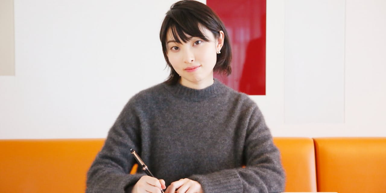 家入レオ 歌詞つづる万年筆 3文字に100字の思い Mono Trendy Nikkei Style