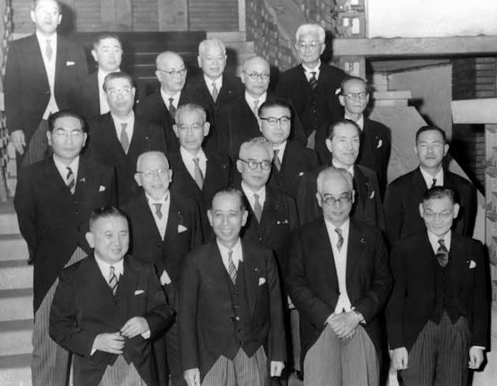 自民の剛腕政治家 河野一郎 4 官僚派との権力闘争に敗れる 日本経済新聞 自民の剛腕政治家 河野一郎 4 官僚派との権力闘争に敗れる 日本経済新聞