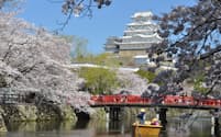 姫路城の内堀を進む観光和船。桜のシーズンは毎日運航される（提供:姫路フィルムビューロー）