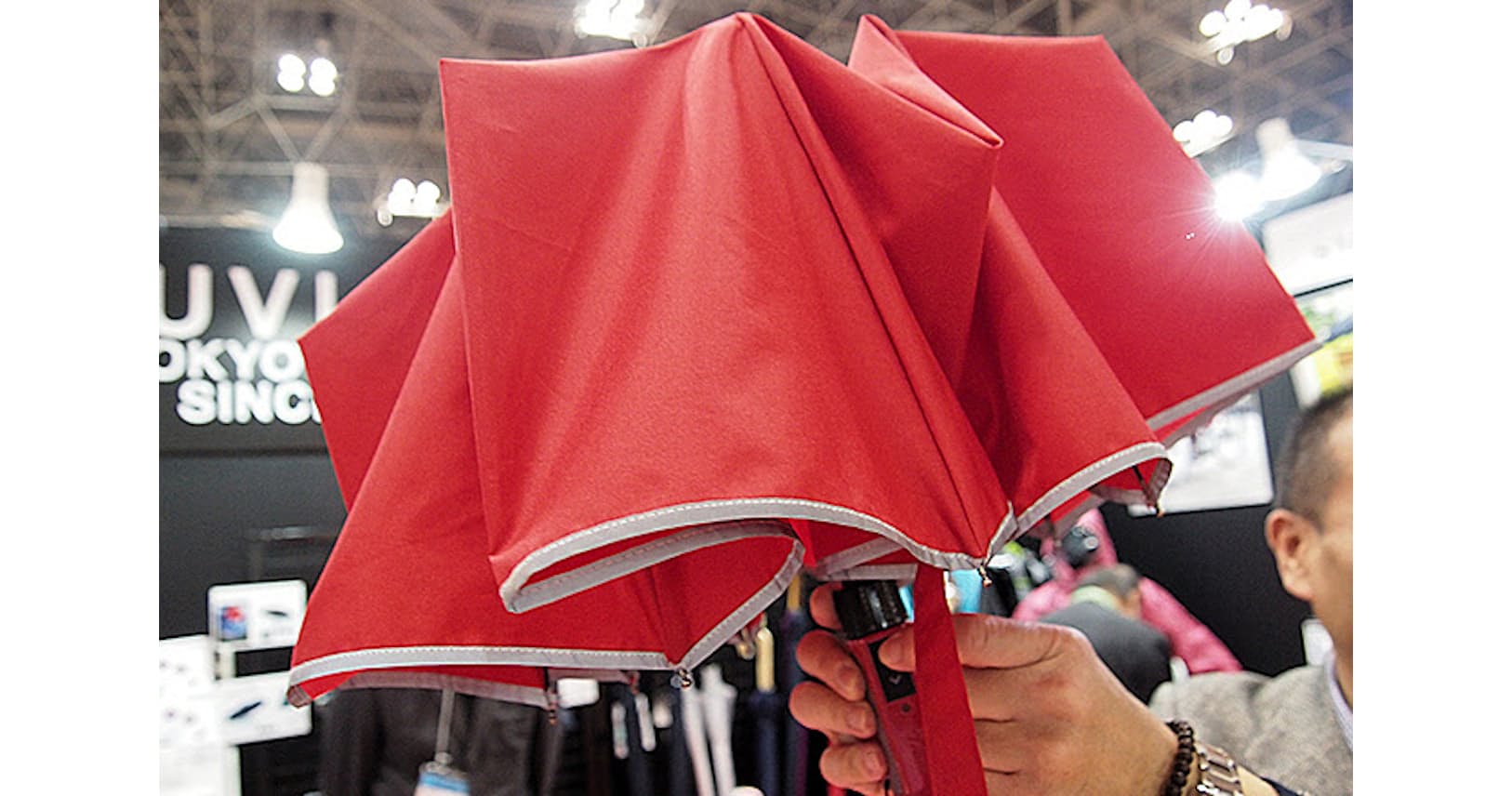 ついに登場 電動フルオート傘 レイングッズが進化中 Nikkei Style