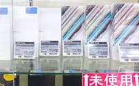 中古ショップに並ぶSIMフリースマホの未使用品。1万円台からの手ごろな予算で、さまざまな機種が売られている