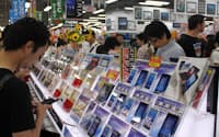 スマートフォンの専門コーナーを設ける量販店も増えている（東京・千代田区のヨドバシカメラマルチメディアAkiba）
