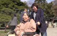 認知症になった母・宏子さん（左）と暮らすため、29年住んだオーストラリアから帰国した関口監督（右）　『毎日がアルツハイマー ザ・ファイナル』より　(C）2017 NY GALS FILMS