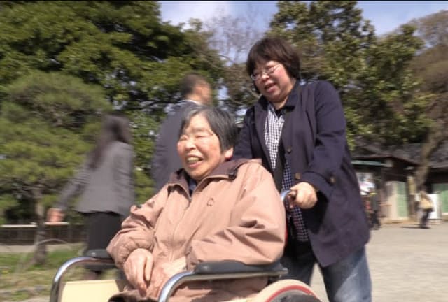 認知症になった母・宏子さん（左）と暮らすため、29年住んだオーストラリアから帰国した関口監督（右）　『毎日がアルツハイマー ザ・ファイナル』より　(C）2017 NY GALS FILMS