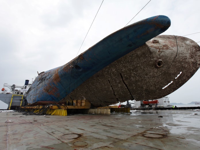引き揚げ 成功 と報道 セウォル号 運搬船に積載 日本経済新聞 引き揚げ 成功 と報道 セウォル号 運搬船に積載 日本経済新聞