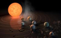 トラピスト1の7つの惑星は赤く薄暗い主星のすぐ近くに集まっていて、表面には液体の水がある可能性が高い。（ILLUSTRATION BY NASA/JPL-CALTECH）