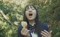 湖池屋の高級ポテトチップス「KOIKEYA PRIDE POTATO」のCMで熱唱する現役女子高生の鈴木瑛美子さん