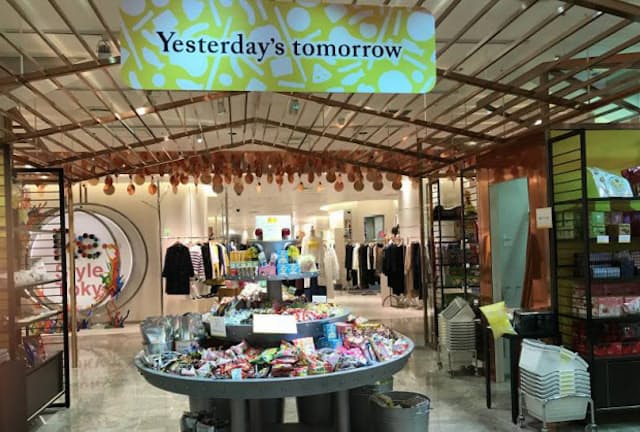 伊勢丹新宿店本館2階のほぼ中央にあるセンターパーク/ザ・ステージに出店した「Yesterday’s tomorrow」。若い女性向けのファッションブランドのショップの中で異彩を放っていた