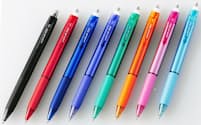 三菱鉛筆「ユニボール　アールイー」（180円）。インク色は左からオフブラック、ローズレッド、コバルトブルー、バイオレット、グリーン、サンオレンジ、チェリーピンク、スカイブルー