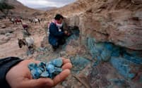 人里離れたヨルダンのこの場所では、銅の原石を簡単に手にすることができる。考古学者のトーマス・レビ氏は、ここで古代の採掘場跡を発掘した。（PHOTOGRAPH BY KENNETH GARRETT, NATIONAL GEOGRAPHIC）