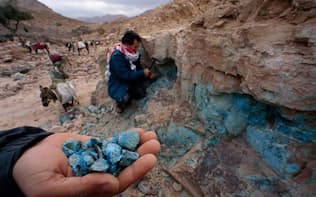 人里離れたヨルダンのこの場所では、銅の原石を簡単に手にすることができる。考古学者のトーマス・レビ氏は、ここで古代の採掘場跡を発掘した。（PHOTOGRAPH BY KENNETH GARRETT, NATIONAL GEOGRAPHIC）