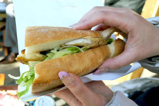 トルコの名物料理 サバサンド 和風の焼き魚をパンで Nikkei Style トルコの名物料理 サバサンド 和風の焼き魚をパンで Nikkei Style