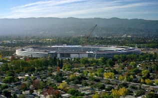 米国カリフォルニア州のクパチーノ市で建設中の、アップル新本社「Apple Park（アップル・パーク）」。宇宙船のような巨大なリング形とした（写真:アップル）