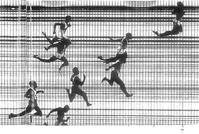 東京五輪から順位とタイムの判定に写真が導入された（男子100m走決勝）。写真出所は陸連時報 第136号、1965年3月15日、野崎忠信「1964年東京オリンピック大会コレクションと資料」所収