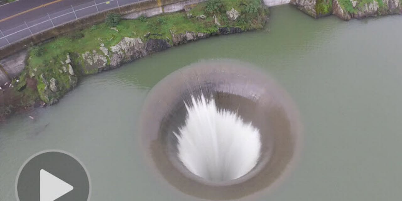 吸い込まれそう 地獄の入口のようなダム穴の美映像 Nikkei Style 吸い込まれそう 地獄の入口のようなダム穴の美映像 Nikkei Style