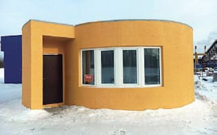写真1　ロシアのスタピノで、3Dプリンターを現地に設置して建設した住宅（写真: apiscor）