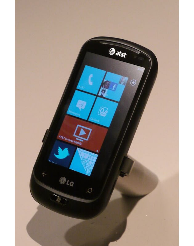 ウィンドウズフォン7に乗る台韓勢 沈黙の日本メーカー 日本経済新聞