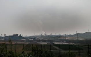 唐山市の大気は製鉄所の排気などで汚染されているが、政府は大気浄化への取り組みを強化するよう指導している。（PHOTOGRAPH BY NICOLA LONGOBARDI, THE NEW YORK TIMES, REDUX）