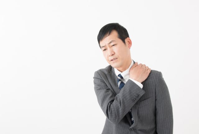 痛みの変化に合わせた「肩甲骨ストレッチ」で可動域を広げる（PIXTA）