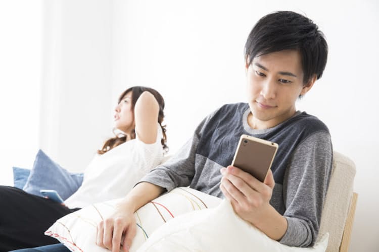 隣でずっとスマホいじるパートナー あなたは許せる Nikkeiリスキリング 隣でずっとスマホいじるパートナー あなたは許せる Nikkeiリスキリング