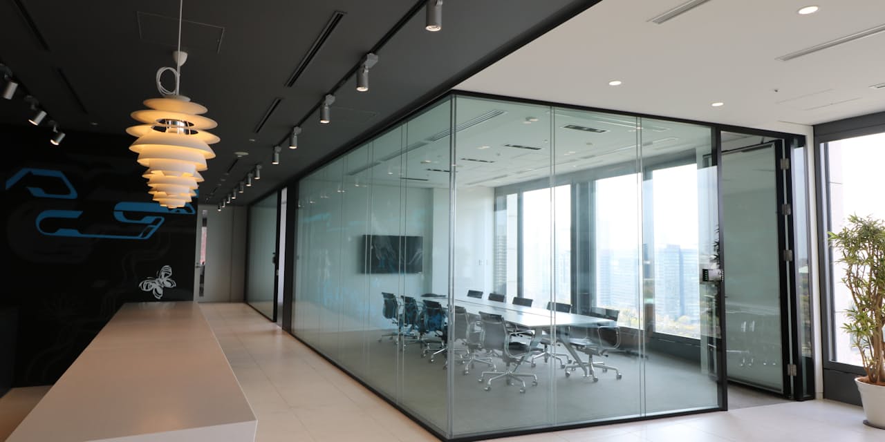 部下はどこだ 増えるオフィスの固定席撤廃 フリーアドレスの効果とは Nikkei Style 部下はどこだ 増えるオフィスの固定席撤廃 フリーアドレスの効果とは Nikkei Style