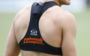 選手は、背中の部分にGPSデバイスを入れるポケットが付いたブラジャー型装具を身に着ける（写真:Catapult）