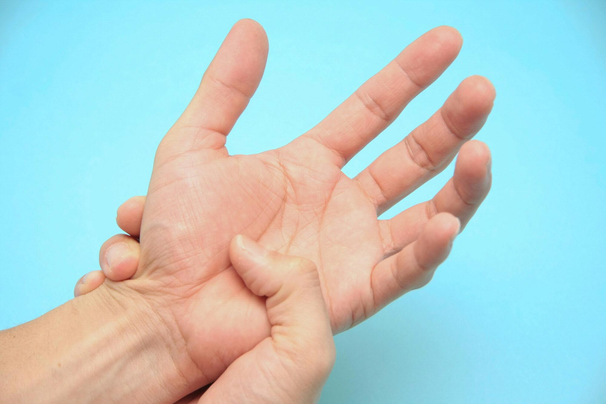 手の震え 放置しないで 頻発なら早めに受診を Nikkei Style 手の震え 放置しないで 頻発なら早めに受診を Nikkei Style