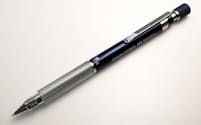プラチナ万年筆「プロユース171」（1500円）。写真はブルー軸（0.5mm）
