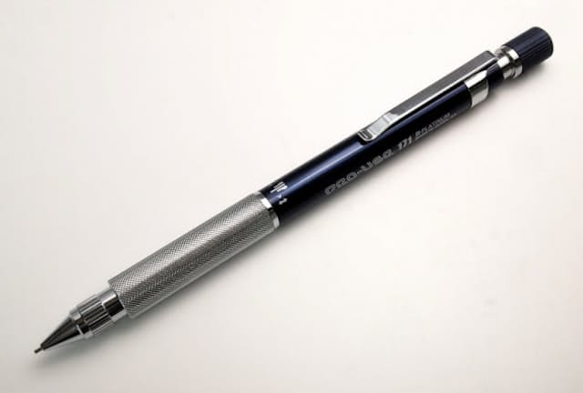 プラチナ万年筆「プロユース171」（1500円）。写真はブルー軸（0.5mm）