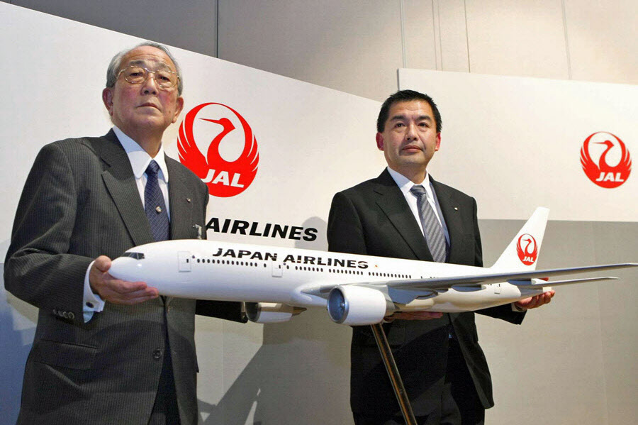 2011年1月、復活する旧ロゴ「鶴丸」を発表する日本航空の稲盛和夫会長（左）と大西賢社長（当時）