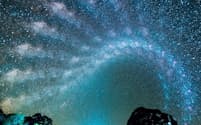 オーストラリアの夜空に広がる天の川。写真家クリスチャン・サッセ氏が60分おきに撮影した写真を合成したもの。（PHOTOGRAPH BY SASSEPHOTO）
