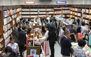 ベトナム最大の書店チェーン・ファハサは日本の紀伊國屋書店と提携し、グエンフエ店の中2階部分をすべて和書売り場にした。ベトナム人の客も多く訪れる（ホーチミン市内）