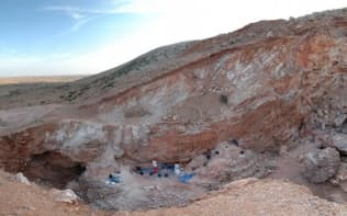発掘現場に残る鉱床。かつてはトンネル状の地形だったが、採鉱により完全に露出した。（PHOTOGRAPH BY SHANNON MCPHERRON, MPI EVA LEIPZIG）