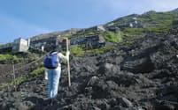 金剛杖を手に七合目まで登ってきました。山小屋群が目に入るとあと一息。新たな力がわいてきます　（写真:japan-guide.com）