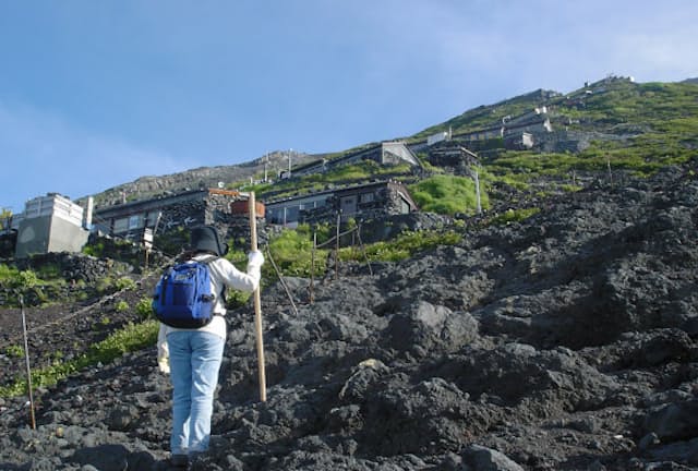 金剛杖を手に七合目まで登ってきました。山小屋群が目に入るとあと一息。新たな力がわいてきます　（写真：japan-guide.com）