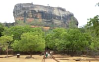 これが1枚の岩だとは信じ難いスリランカのシギリヤロック。頂上には5世紀に築かれた城跡が残る