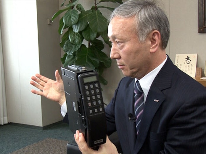 企業遺産 ドコモのショルダーホン 日航機事故で緊急登板 日本経済新聞