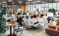 リモートワークが普及したことでオフィススペースに余裕が出てきた。そこでカフェスペースや打ち合わせスペースを設けて社員同士のコミュニケーションを活性化。フリーアドレスを導入しWi-Fiも完備