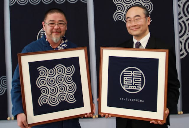 五輪エンブレムをデザインした野老朝雄氏（左）に依頼し、徳島の藍をPRするためのロゴも制作した（1月の記者会見、右は飯泉嘉門知事＝徳島県提供）