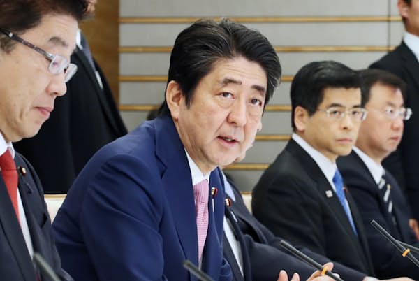 働き方改革は引き続き、安倍政権の優先課題だ(働き方改革実現会議に出席した安倍晋三首相) 働き方改革は引き続き、安倍政権の優先課題だ(働き方改革実現会議に出席した安倍晋三首相)