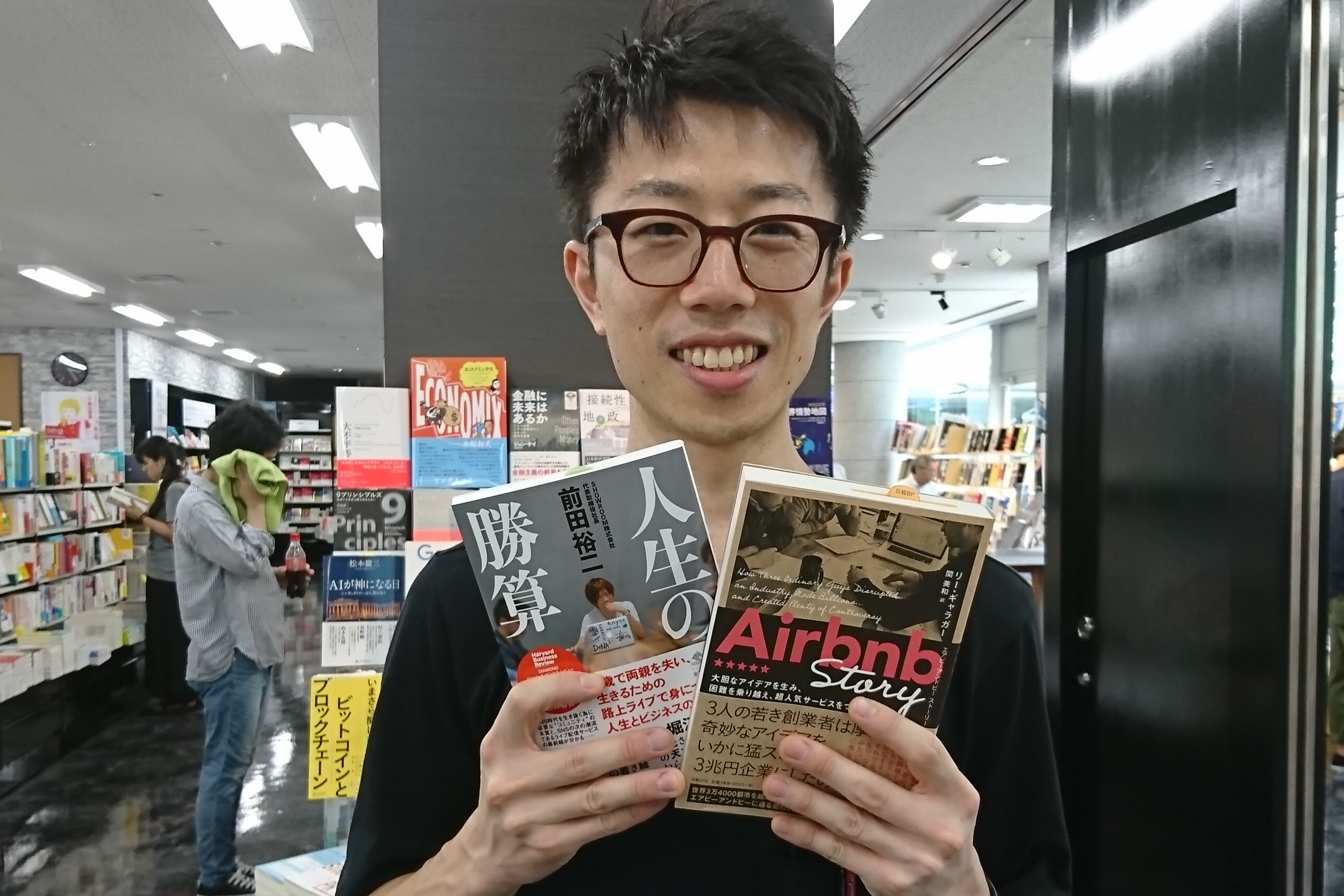 青山ブックセンター本店の益子陽介さんおすすめは「Airbnb Story」と「人生の勝算」