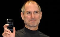 初代iPhoneをMacworld 2007で披露するスティーブ・ジョブズ氏（写真:三井公一、以下同）