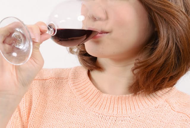 ワイン、炭酸飲料、かんきつ類など、酸性度の高い飲食物が原因で、歯が溶けるおそれがある(PIXTA)

