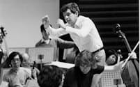 日本フィルハーモニー交響楽団第385回定期演奏会（1986年10月22日、東京文化会館）のリハーサルに臨む40歳当時のビエロフラーヴェク。チェロはジュリアン・ロイド・ウェッバー(C)松本克己