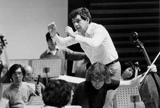 日本フィルハーモニー交響楽団第385回定期演奏会（1986年10月22日、東京文化会館）のリハーサルに臨む40歳当時のビエロフラーヴェク。チェロはジュリアン・ロイド・ウェッバー(C)松本克己