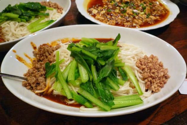 汁なし担々麺に悶絶 伏兵はカツオたたきの生ニンニク Nikkei Style 汁なし担々麺に悶絶 伏兵はカツオたたきの生ニンニク Nikkei Style