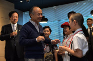 孫正義氏は支援を決めた子供たちに「若くていいね」と話しかけた